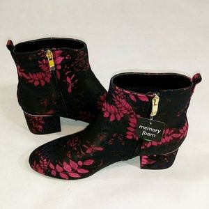 SOLD!!! Liz Claiborne  Memory Foam Black and Pink